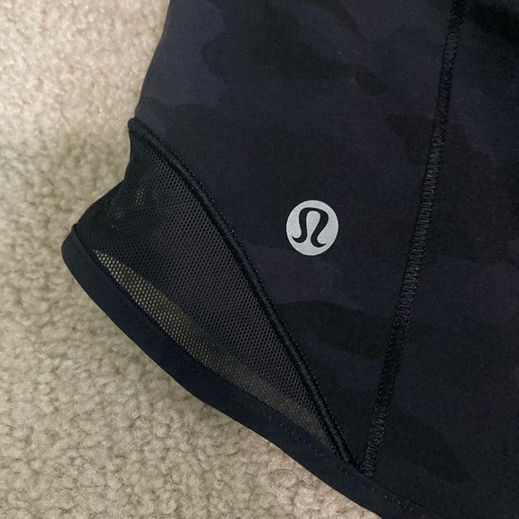 Lululemon Black Camo Low-Rise Hotty Hot Shorts 4” - Picture 4 of 5